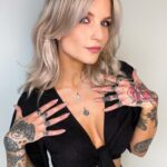 Dionne Slagter Instagram - WINACTIE: Nog even een momentje voor deze prachtige sieraden van @wiezewasjes 💜🔮 Ik ben nog altijd verliefd op de producten die ik van ze heb gekregen uit hun nieuwe collectie. Sieraden moeten vooral comfortabel zijn en ringen moeten mooi passen bij m’n handen en tatoeages. Het maakt het voor mijn gevoel altijd helemaal af. Sinds ik Wiezewasjes heb ontdekt, draag ik m’n items dagelijks. Jij kunt nu een cadeaubon ter waarde van €150 winnen door simpelweg te reageren onder deze post en mij te vertellen waarom jij de winnaar zou moeten zijn! Wie weet ben jij wel de gelukkige. De winnaar wordt bekendgemaakt op het Instagram-account van @wiezewasjes op 20 september. Mijn kortingscode van 20% is trouwens nog steeds geldig! Gebruik code DIONNExWW om zelf iets schitterends uit te kiezen en ookal is het September; er loopt nog steeds een zomer sale waarbij al een hele hoop producten zijn afgeprijsd. Mijn korting van 20% komt daar dus bovenop en geldt voor ALLES wat er op de website staat. Ook op de nieuwe collectie dus 😍👌🏻 Ga snel naar de website en laat je betoveren door Wiezewasjes. #samenwerking #reclame