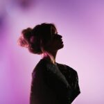 Dionne Slagter Instagram - Het was een jaar van veel bochten en wendingen en dan heb ik het niet alleen over de plottwists in ‘De Verraders’ 🥂 We maakten de overstap met Moordcast naar een gloednieuw platform; Podimo en tikten gisteren alweer de 80e aflevering aan. Dan nog de meest bijzondere samenwerking die ik ooit heb mogen doen tot nu toe; was met de politie. Alles gebeurde in 2022 🖤 Het was een heel goed jaar voor mij. Ik ben zo dankbaar voor de volwassen overstap die ik heb gemaakt, die we vol konden doorpakken. Dankbaar voor de vaste kijkers die elke vrijdag trouw klaar zitten voor een nieuw waargebeurd verhaal. Bedankt voor jullie support en op naar nieuwe mooie dingen in 2023. Dat ik jullie terug mag zien met 2 handen, tien vingers en een goede kater 🥂 Proost!