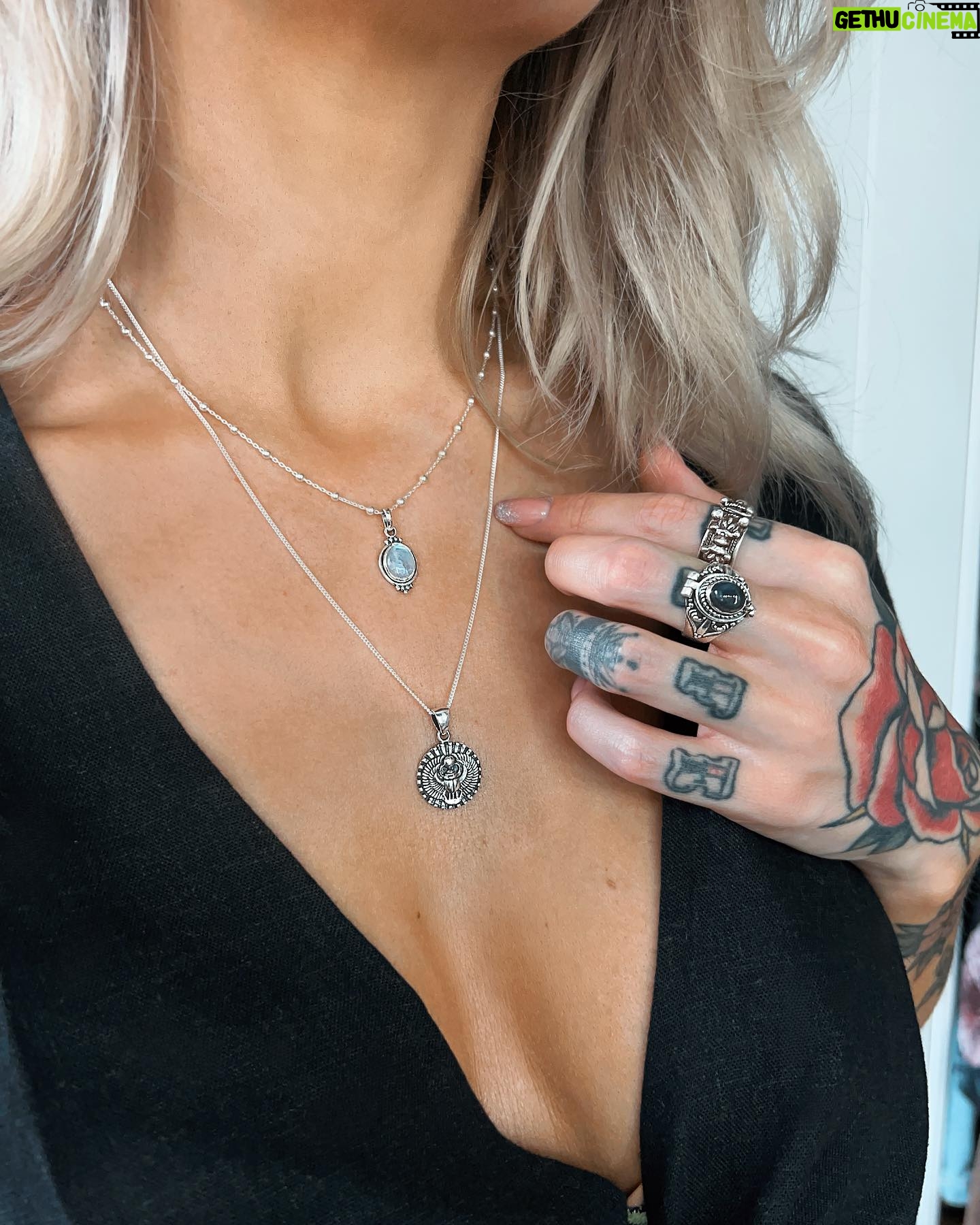 Dionne Slagter Instagram - WINACTIE: Nog even een momentje voor deze prachtige sieraden van @wiezewasjes ๐๐ฎ Ik ben nog altijd verliefd op de producten die ik van ze heb gekregen uit hun nieuwe collectie. Sieraden moeten vooral comfortabel zijn en ringen moeten mooi passen bij mโn handen en tatoeages. Het maakt het voor mijn gevoel altijd helemaal af. Sinds ik Wiezewasjes heb ontdekt, draag ik mโn items dagelijks. Jij kunt nu een cadeaubon ter waarde van โฌ150 winnen door simpelweg te reageren onder deze post en mij te vertellen waarom jij de winnaar zou moeten zijn! Wie weet ben jij wel de gelukkige. De winnaar wordt bekendgemaakt op het Instagram-account van @wiezewasjes op 20 september. Mijn kortingscode van 20% is trouwens nog steeds geldig! Gebruik code DIONNExWW om zelf iets schitterends uit te kiezen en ookal is het September; er loopt nog steeds een zomer sale waarbij al een hele hoop producten zijn afgeprijsd. Mijn korting van 20% komt daar dus bovenop en geldt voor ALLES wat er op de website staat. Ook op de nieuwe collectie dus ๐๐๐ป Ga snel naar de website en laat je betoveren door Wiezewasjes. #samenwerking #reclame