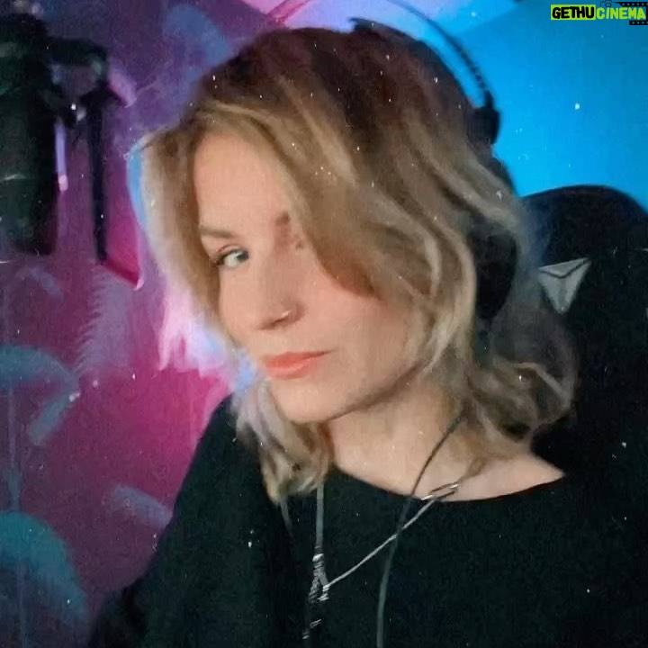 Dionne Slagter Instagram - De 100e Moordcast én YouTube aflevering is een feit 🖤 Ik ben inmiddels 100 verhalen, 200 edits en 200 opnames verder. Dat we 100 van dit soort verhalen kunnen vertellen is niks om te vieren, maar wel iets om te eren. Dank voor alle support!