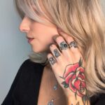 Dionne Slagter Instagram - WINACTIE: Nog even een momentje voor deze prachtige sieraden van @wiezewasjes 💜🔮 Ik ben nog altijd verliefd op de producten die ik van ze heb gekregen uit hun nieuwe collectie. Sieraden moeten vooral comfortabel zijn en ringen moeten mooi passen bij m’n handen en tatoeages. Het maakt het voor mijn gevoel altijd helemaal af. Sinds ik Wiezewasjes heb ontdekt, draag ik m’n items dagelijks. Jij kunt nu een cadeaubon ter waarde van €150 winnen door simpelweg te reageren onder deze post en mij te vertellen waarom jij de winnaar zou moeten zijn! Wie weet ben jij wel de gelukkige. De winnaar wordt bekendgemaakt op het Instagram-account van @wiezewasjes op 20 september. Mijn kortingscode van 20% is trouwens nog steeds geldig! Gebruik code DIONNExWW om zelf iets schitterends uit te kiezen en ookal is het September; er loopt nog steeds een zomer sale waarbij al een hele hoop producten zijn afgeprijsd. Mijn korting van 20% komt daar dus bovenop en geldt voor ALLES wat er op de website staat. Ook op de nieuwe collectie dus 😍👌🏻 Ga snel naar de website en laat je betoveren door Wiezewasjes. #samenwerking #reclame