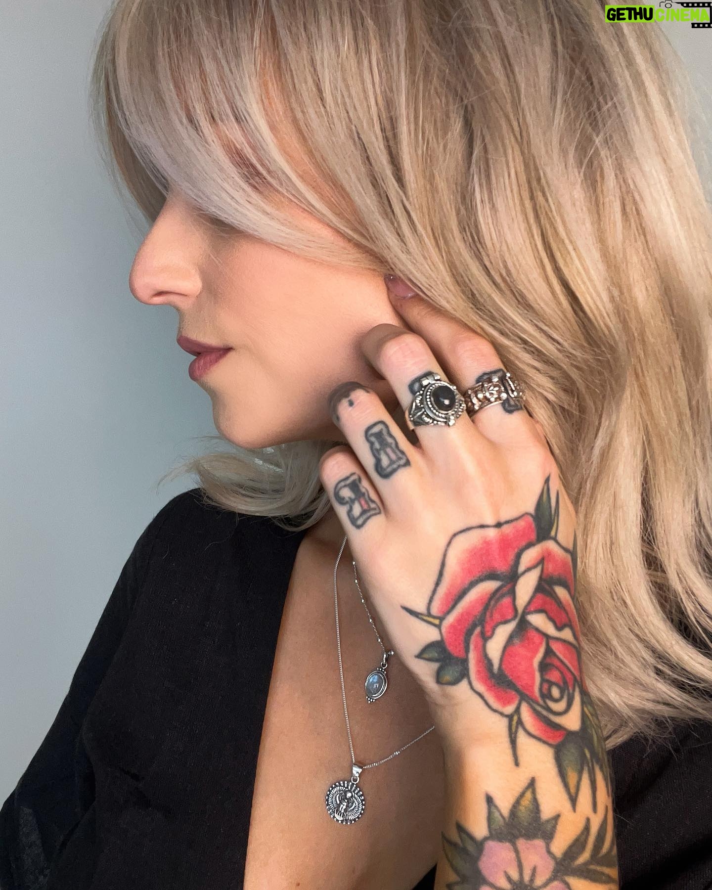 Dionne Slagter Instagram - WINACTIE: Nog even een momentje voor deze prachtige sieraden van @wiezewasjes ๐๐ฎ Ik ben nog altijd verliefd op de producten die ik van ze heb gekregen uit hun nieuwe collectie. Sieraden moeten vooral comfortabel zijn en ringen moeten mooi passen bij mโn handen en tatoeages. Het maakt het voor mijn gevoel altijd helemaal af. Sinds ik Wiezewasjes heb ontdekt, draag ik mโn items dagelijks. Jij kunt nu een cadeaubon ter waarde van โฌ150 winnen door simpelweg te reageren onder deze post en mij te vertellen waarom jij de winnaar zou moeten zijn! Wie weet ben jij wel de gelukkige. De winnaar wordt bekendgemaakt op het Instagram-account van @wiezewasjes op 20 september. Mijn kortingscode van 20% is trouwens nog steeds geldig! Gebruik code DIONNExWW om zelf iets schitterends uit te kiezen en ookal is het September; er loopt nog steeds een zomer sale waarbij al een hele hoop producten zijn afgeprijsd. Mijn korting van 20% komt daar dus bovenop en geldt voor ALLES wat er op de website staat. Ook op de nieuwe collectie dus ๐๐๐ป Ga snel naar de website en laat je betoveren door Wiezewasjes. #samenwerking #reclame