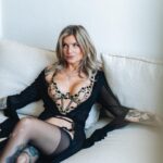 Dionne Slagter Instagram - Ik kreeg de Charlotte Noir Basque van @edgeobeyond 🖤🌹en daar moesten dromerige foto’s van komen. Pictures by the best @evabours #gifted