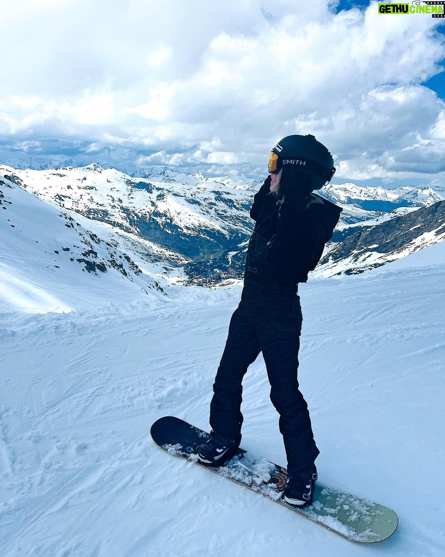 Dionne Slagter Instagram - M’n eerste wintersport 🏂❄️⛄️ Ik wist van tevoren niet of ik dit nou heel leuk zou vinden allemaal, maar ik ben helemaal verkocht. Het is dat ik onder de blauwe plekken zit, anders kregen ze me niet meer mee naar huis. 1. Het mooie gebergte van Val Thorens 2. Lege pistes 3. Dat linker dingetje ben ik 4. Actiefoto 5. Doen alsof ik niet wist dat er een foto werd gemaakt 6. Feestje bij de 360bar 7. ❄️💃🏼 8. Liften 9. Smize 10. Vriendjes❤️