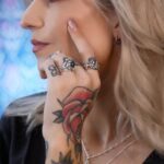 Dionne Slagter Instagram - Het linkje is niet te plaatsen in een reel, maar kijk vooral de story om door te klikken 🖤 Bedankt @wiezewasjes voor de leuke samenwerking en de mooie spulletjes! 🔮 Met de kortingscode: ‘DIONNExWW’ krijg je nu 20% korting op je gehele bestelling bij Wiezewasjes.nl 🔮 #ad #samenwerking