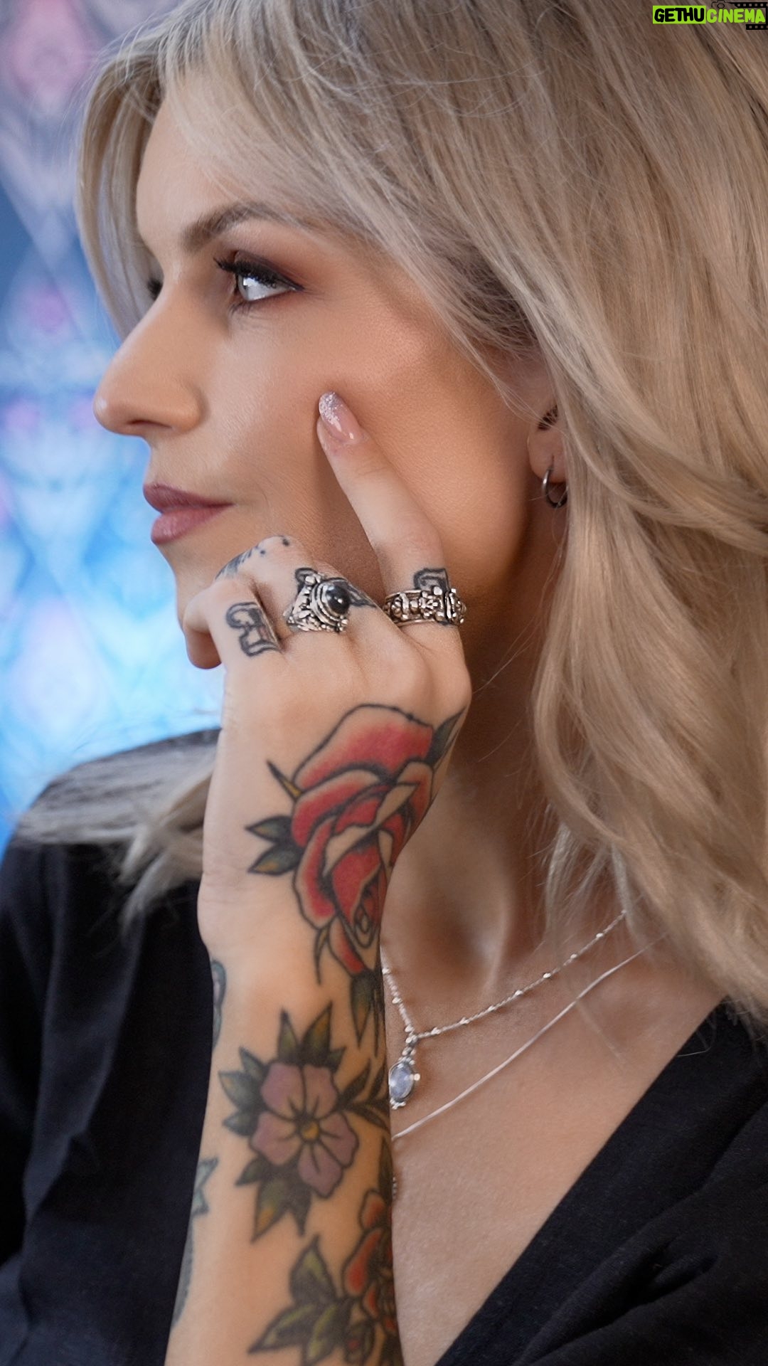 Dionne Slagter Instagram - Het linkje is niet te plaatsen in een reel, maar kijk vooral de story om door te klikken 🖤 Bedankt @wiezewasjes voor de leuke samenwerking en de mooie spulletjes! 🔮 Met de kortingscode: ‘DIONNExWW’ krijg je nu 20% korting op je gehele bestelling bij Wiezewasjes.nl 🔮 #ad #samenwerking