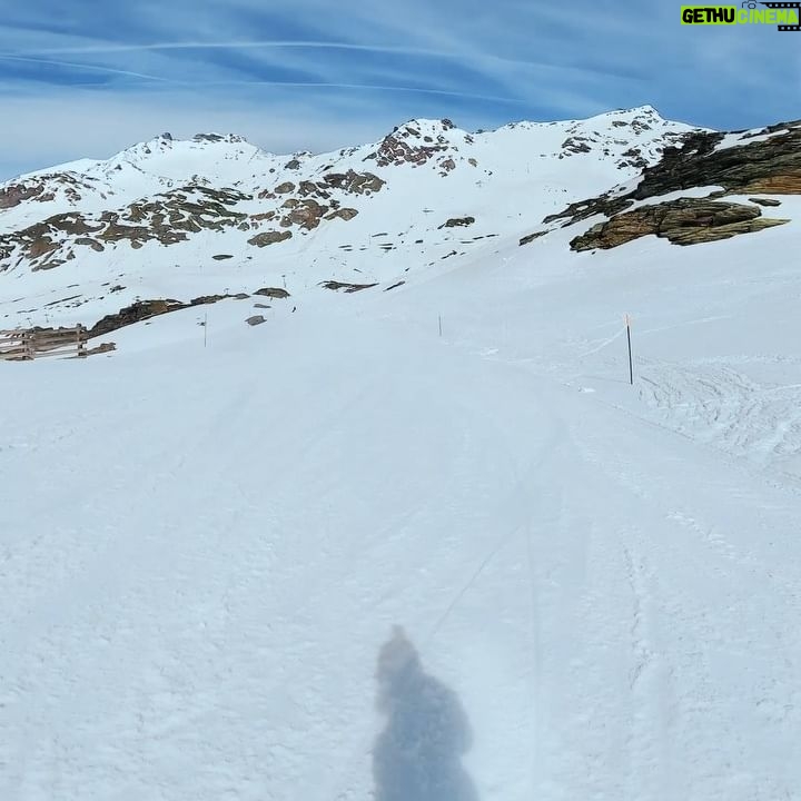 Dionne Slagter Instagram - M’n eerste wintersport 🏂❄️⛄️ Ik wist van tevoren niet of ik dit nou heel leuk zou vinden allemaal, maar ik ben helemaal verkocht. Het is dat ik onder de blauwe plekken zit, anders kregen ze me niet meer mee naar huis. 1. Het mooie gebergte van Val Thorens 2. Lege pistes 3. Dat linker dingetje ben ik 4. Actiefoto 5. Doen alsof ik niet wist dat er een foto werd gemaakt 6. Feestje bij de 360bar 7. ❄️💃🏼 8. Liften 9. Smize 10. Vriendjes❤️