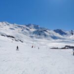 Dionne Slagter Instagram - M’n eerste wintersport 🏂❄️⛄️ Ik wist van tevoren niet of ik dit nou heel leuk zou vinden allemaal, maar ik ben helemaal verkocht. Het is dat ik onder de blauwe plekken zit, anders kregen ze me niet meer mee naar huis. 1. Het mooie gebergte van Val Thorens 2. Lege pistes 3. Dat linker dingetje ben ik 4. Actiefoto 5. Doen alsof ik niet wist dat er een foto werd gemaakt 6. Feestje bij de 360bar 7. ❄️💃🏼 8. Liften 9. Smize 10. Vriendjes❤️
