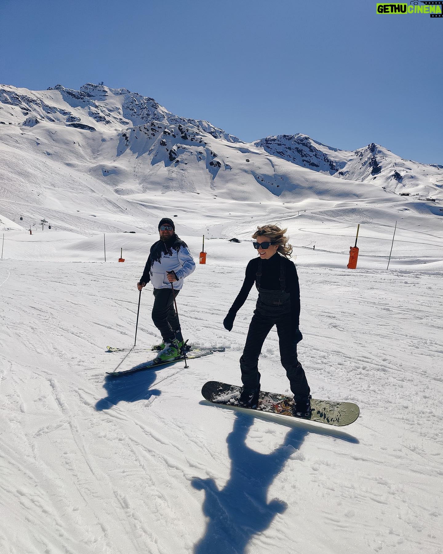 Dionne Slagter Instagram - M’n eerste wintersport 🏂❄️⛄️ Ik wist van tevoren niet of ik dit nou heel leuk zou vinden allemaal, maar ik ben helemaal verkocht. Het is dat ik onder de blauwe plekken zit, anders kregen ze me niet meer mee naar huis. 1. Het mooie gebergte van Val Thorens 2. Lege pistes 3. Dat linker dingetje ben ik 4. Actiefoto 5. Doen alsof ik niet wist dat er een foto werd gemaakt 6. Feestje bij de 360bar 7. ❄️💃🏼 8. Liften 9. Smize 10. Vriendjes❤️