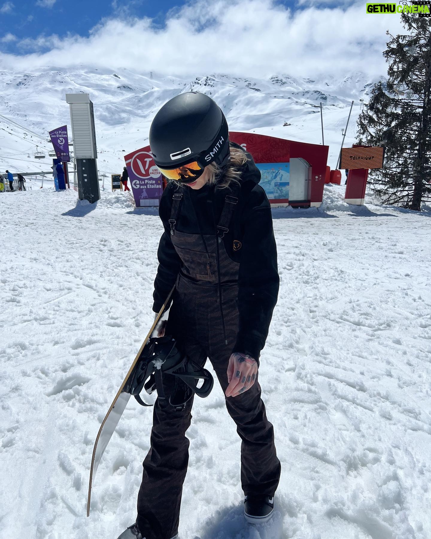 Dionne Slagter Instagram - M’n eerste wintersport 🏂❄️⛄️ Ik wist van tevoren niet of ik dit nou heel leuk zou vinden allemaal, maar ik ben helemaal verkocht. Het is dat ik onder de blauwe plekken zit, anders kregen ze me niet meer mee naar huis. 1. Het mooie gebergte van Val Thorens 2. Lege pistes 3. Dat linker dingetje ben ik 4. Actiefoto 5. Doen alsof ik niet wist dat er een foto werd gemaakt 6. Feestje bij de 360bar 7. ❄️💃🏼 8. Liften 9. Smize 10. Vriendjes❤️