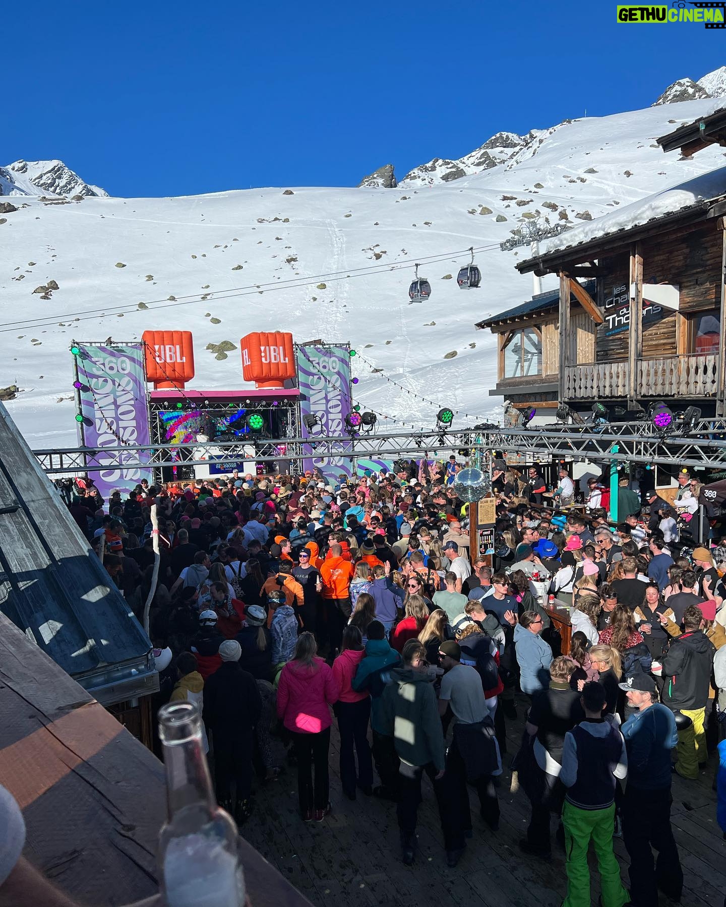 Dionne Slagter Instagram - M’n eerste wintersport 🏂❄️⛄️ Ik wist van tevoren niet of ik dit nou heel leuk zou vinden allemaal, maar ik ben helemaal verkocht. Het is dat ik onder de blauwe plekken zit, anders kregen ze me niet meer mee naar huis. 1. Het mooie gebergte van Val Thorens 2. Lege pistes 3. Dat linker dingetje ben ik 4. Actiefoto 5. Doen alsof ik niet wist dat er een foto werd gemaakt 6. Feestje bij de 360bar 7. ❄️💃🏼 8. Liften 9. Smize 10. Vriendjes❤️
