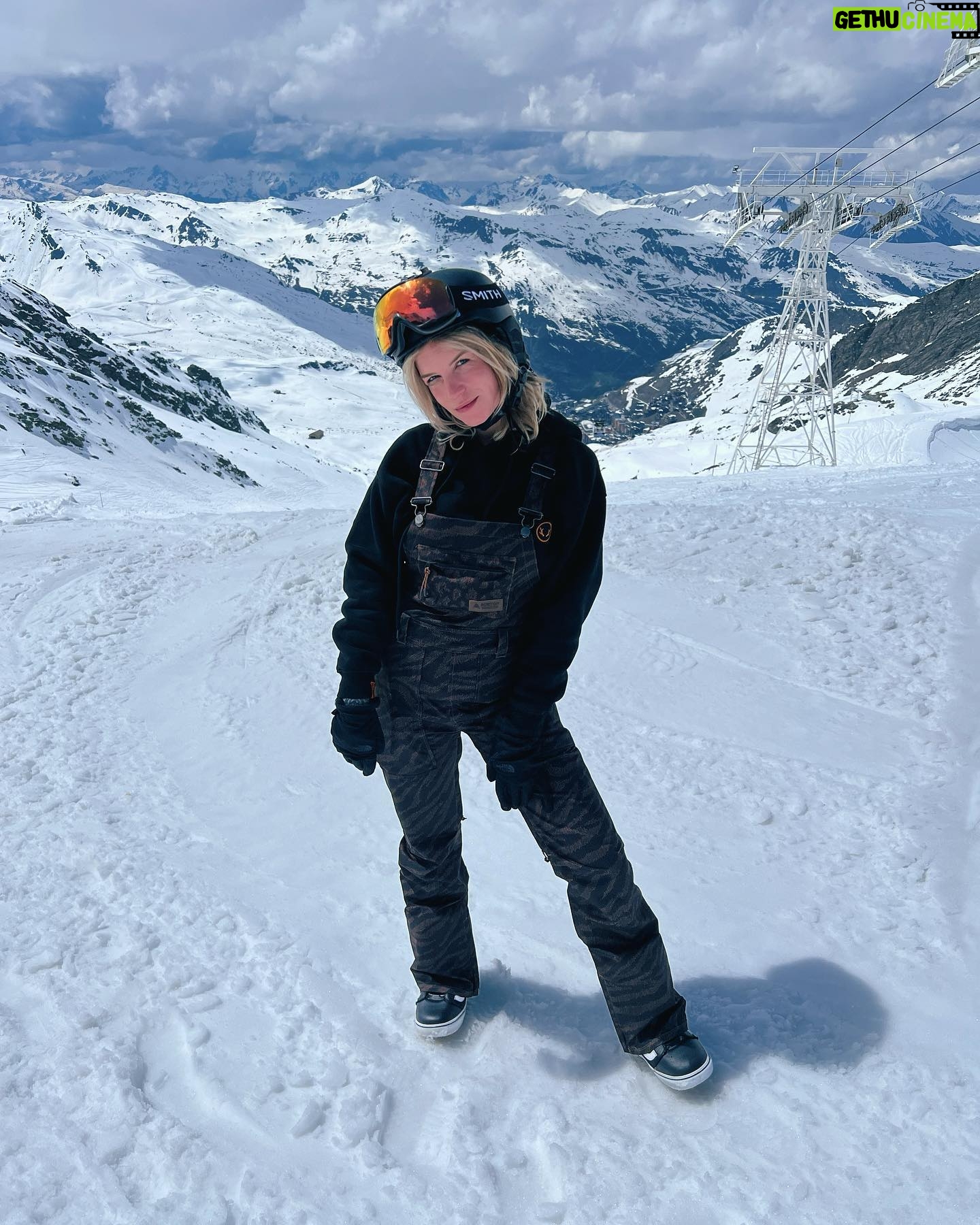 Dionne Slagter Instagram - M’n eerste wintersport 🏂❄️⛄️ Ik wist van tevoren niet of ik dit nou heel leuk zou vinden allemaal, maar ik ben helemaal verkocht. Het is dat ik onder de blauwe plekken zit, anders kregen ze me niet meer mee naar huis. 1. Het mooie gebergte van Val Thorens 2. Lege pistes 3. Dat linker dingetje ben ik 4. Actiefoto 5. Doen alsof ik niet wist dat er een foto werd gemaakt 6. Feestje bij de 360bar 7. ❄️💃🏼 8. Liften 9. Smize 10. Vriendjes❤️