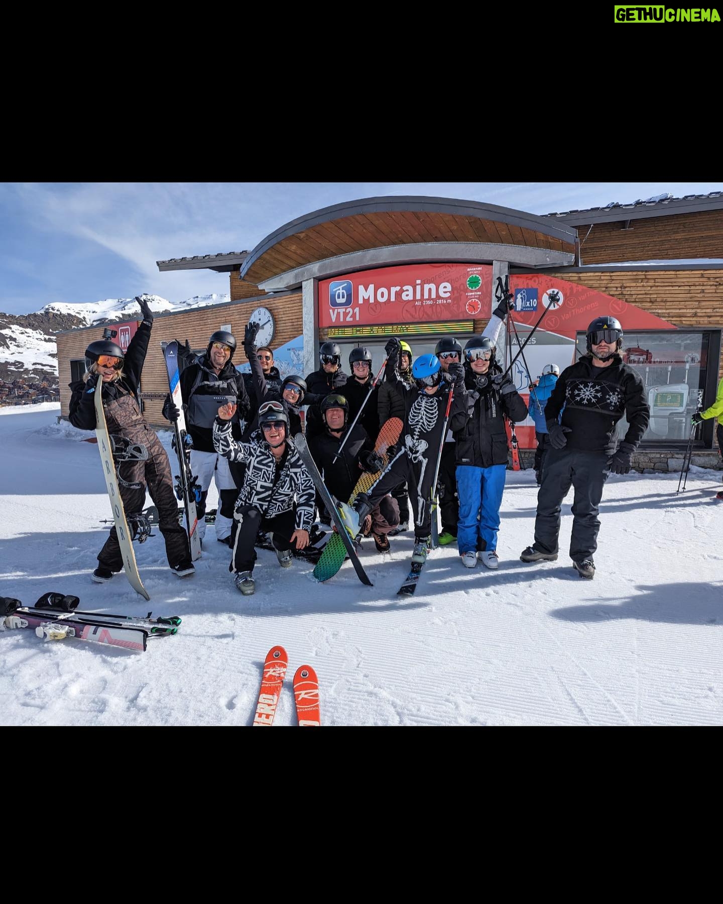 Dionne Slagter Instagram - M’n eerste wintersport 🏂❄️⛄️ Ik wist van tevoren niet of ik dit nou heel leuk zou vinden allemaal, maar ik ben helemaal verkocht. Het is dat ik onder de blauwe plekken zit, anders kregen ze me niet meer mee naar huis. 1. Het mooie gebergte van Val Thorens 2. Lege pistes 3. Dat linker dingetje ben ik 4. Actiefoto 5. Doen alsof ik niet wist dat er een foto werd gemaakt 6. Feestje bij de 360bar 7. ❄️💃🏼 8. Liften 9. Smize 10. Vriendjes❤️