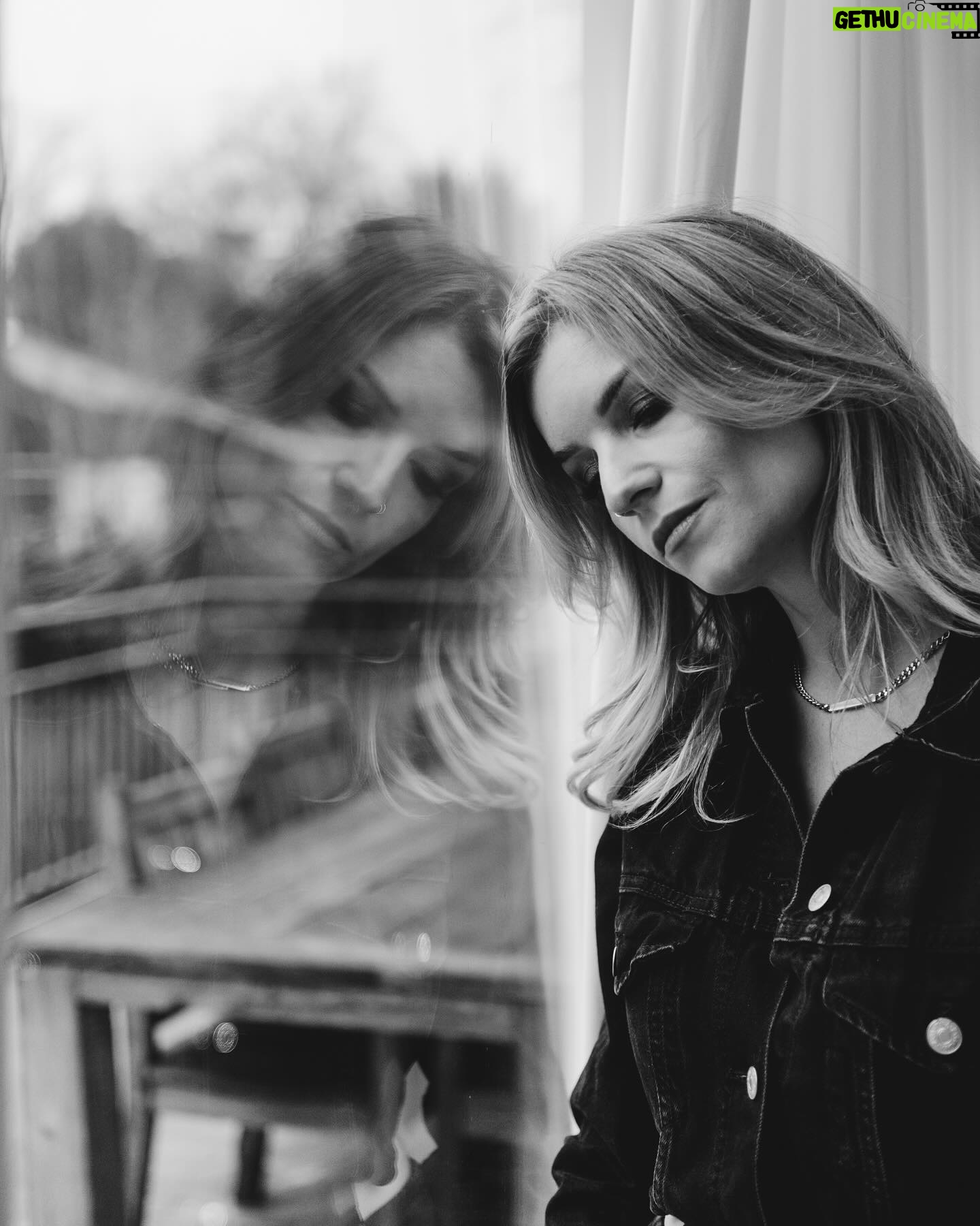 Dionne Slagter Instagram - Inmiddels bijna een week geleden werd de laatste aflevering van mijn documentaire ‘Moordpillen?’ uitgezonden en wilde nog even een momentje pakken om iedereen enorm te bedanken voor de waardevolle en hartverwarmende berichtjes. Het is voor velen een herkenbaar drieluik geworden en ging flink met de billen bloot. Ik wilde even laten weten dat het goed met mij gaat en ik sinds mijn nieuwe diagnose zoveel nieuwe inzichten heb gekregen. Het is verhelderend geweest.. misschien zelfs een opluchting! Er komt nog een uitgebreide video over de lichamelijke onderzoeken, hoe het slaaponderzoek is geweest en hoe ik omga met mijn diagnose autisme. Mijn leven is door alle hulp in ieder geval ontzettend veranderd! Nog steeds leer ik dagelijks meer over mijzelf en hoe ik mijn leven het beste vorm kan geven. Dit laten vastleggen op camera, is alleen geen kattenpis en dat het zo mooi is ontvangen, doet mij goed! Bedankt iedereen en bedankt @simpelzodiak en @bnnvara 🖤🙏🏻