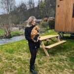 Dionne Slagter Instagram - Ik mocht bij het openingsweekend aanwezig zijn van de nieuwste locatie van @tinyparks_nl in de Belgische Ardennen🌲🌞 Ik ben al eens in Drenthe geweest voor TinyParks wat al echt fantastisch was en de Laidback Valley locatie in Saint Hubert is ook echt een pareltje. Het laatste kiekje is natuurlijk geen Tiny house, maar wel mijn droomhuis. Het is sowieso een droomplek, aangezien op zaterdagmiddag maar 2 mensen aah het shoppen waren in de Lidl. #spon