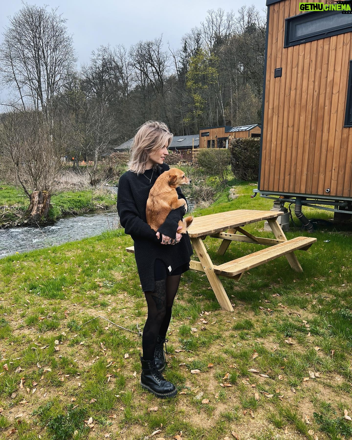 Dionne Slagter Instagram - Ik mocht bij het openingsweekend aanwezig zijn van de nieuwste locatie van @tinyparks_nl in de Belgische Ardennen🌲🌞 Ik ben al eens in Drenthe geweest voor TinyParks wat al echt fantastisch was en de Laidback Valley locatie in Saint Hubert is ook echt een pareltje. Het laatste kiekje is natuurlijk geen Tiny house, maar wel mijn droomhuis. Het is sowieso een droomplek, aangezien op zaterdagmiddag maar 2 mensen aah het shoppen waren in de Lidl. #spon
