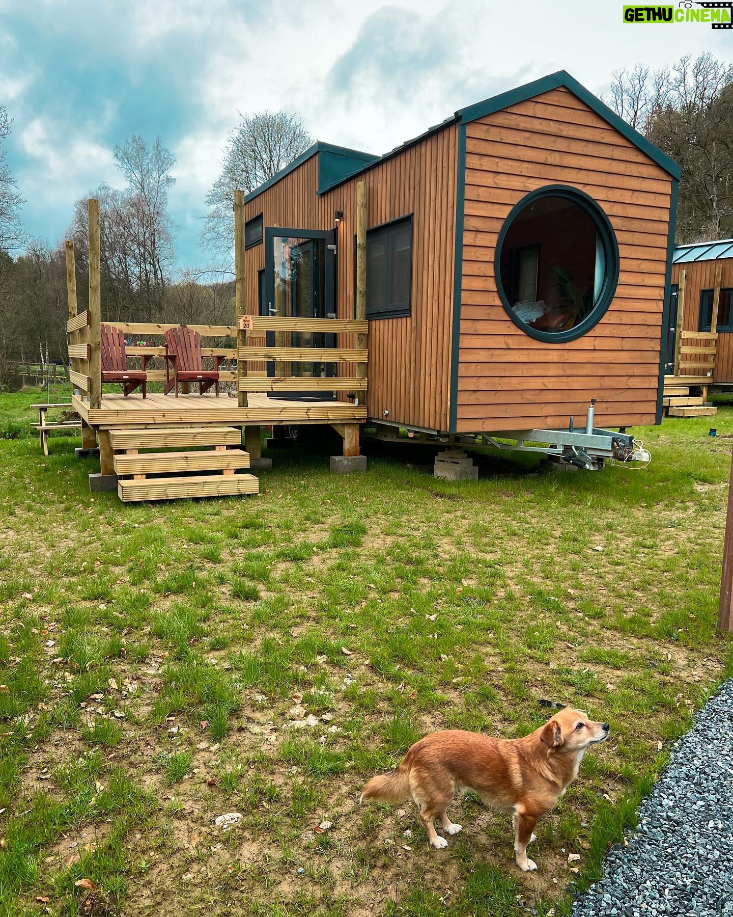 Dionne Slagter Instagram - Ik mocht bij het openingsweekend aanwezig zijn van de nieuwste locatie van @tinyparks_nl in de Belgische Ardennen🌲🌞 Ik ben al eens in Drenthe geweest voor TinyParks wat al echt fantastisch was en de Laidback Valley locatie in Saint Hubert is ook echt een pareltje. Het laatste kiekje is natuurlijk geen Tiny house, maar wel mijn droomhuis. Het is sowieso een droomplek, aangezien op zaterdagmiddag maar 2 mensen aah het shoppen waren in de Lidl. #spon