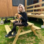 Dionne Slagter Instagram – Ik mocht bij het openingsweekend aanwezig zijn van de nieuwste locatie van @tinyparks_nl in de Belgische Ardennen🌲🌞 Ik ben al eens in Drenthe geweest voor TinyParks wat al echt fantastisch was en de Laidback Valley locatie in Saint Hubert is ook echt een pareltje. 

Het laatste kiekje is natuurlijk geen Tiny house, maar wel mijn droomhuis. Het is sowieso een droomplek, aangezien op zaterdagmiddag maar 2 mensen aah het shoppen waren in de Lidl. #spon
