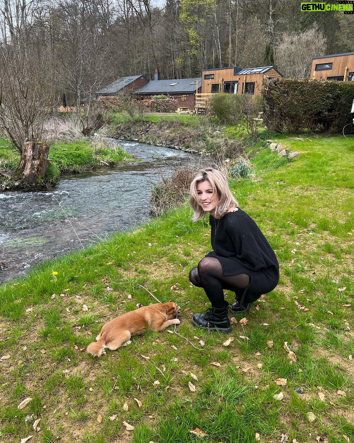 Dionne Slagter Instagram - Ik mocht bij het openingsweekend aanwezig zijn van de nieuwste locatie van @tinyparks_nl in de Belgische Ardennen🌲🌞 Ik ben al eens in Drenthe geweest voor TinyParks wat al echt fantastisch was en de Laidback Valley locatie in Saint Hubert is ook echt een pareltje. Het laatste kiekje is natuurlijk geen Tiny house, maar wel mijn droomhuis. Het is sowieso een droomplek, aangezien op zaterdagmiddag maar 2 mensen aah het shoppen waren in de Lidl. #spon