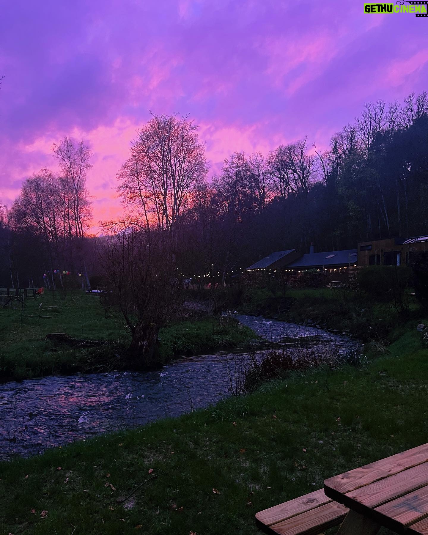 Dionne Slagter Instagram - Ik mocht bij het openingsweekend aanwezig zijn van de nieuwste locatie van @tinyparks_nl in de Belgische Ardennen🌲🌞 Ik ben al eens in Drenthe geweest voor TinyParks wat al echt fantastisch was en de Laidback Valley locatie in Saint Hubert is ook echt een pareltje. Het laatste kiekje is natuurlijk geen Tiny house, maar wel mijn droomhuis. Het is sowieso een droomplek, aangezien op zaterdagmiddag maar 2 mensen aah het shoppen waren in de Lidl. #spon
