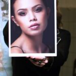 Dionne Slagter Instagram – Vandaag een heel bijzondere aflevering. We gaan het hebben over de bizarre zaak van Ivana Smit. Het Nederlandse model wat van 14 hoog naar beneden viel van een flat in Maleisië. Gaat het hier om een ongeluk? Zelfdoding? Of is hier sprake van een misdrijf?
Je hoort het in @moordcast mét als toevoeging een interview met de advocaat van Ivana’s ouders @sebasdiekstra 

Met dank aan @podimo_nl voor het prachtige promo materiaal