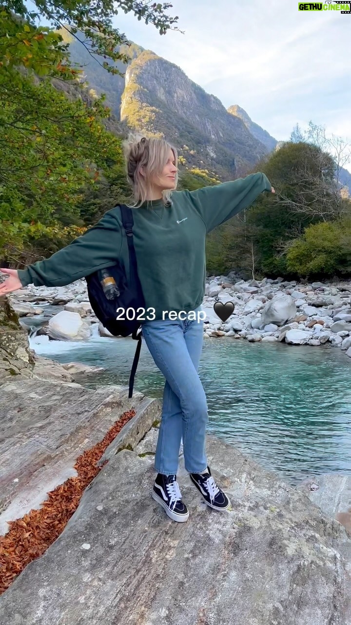 Dionne Slagter Instagram - Als ik terugkijk op 2023, zijn er toch weer veel bijzondere dingen gebeurd. Ik heb Leia mogen adopteren waar ik elke dag van geniet. Met Moordcast gaan we als een speer en hebben mooie dingen weten te behalen! Misschien wel het belangrijkste voor mij was de intieme reis die ik deelde in ‘Moordpillen?’ Hierdoor ben ik een stuk van mijzelf tegengekomen die ik steeds beter leer kennen. Op naar een nieuw jaar 🖤 Ik gun jullie een fantastische!