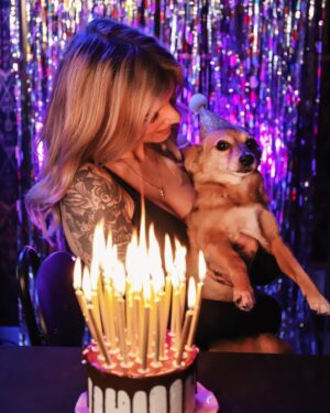 Dionne Slagter Instagram - Je leeftijd wordt pas écht confronterend als het aantal kaarsjes niet meer op de taart past, er een steekvlam ontstaat en de hele boel van ellende instort 🥳🙋🏼‍♀️ Happy 33, geniet van het zonnetje vandaag!