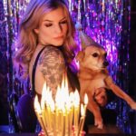 Dionne Slagter Instagram - Je leeftijd wordt pas écht confronterend als het aantal kaarsjes niet meer op de taart past, er een steekvlam ontstaat en de hele boel van ellende instort 🥳🙋🏼‍♀️ Happy 33, geniet van het zonnetje vandaag!