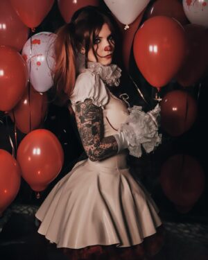 Dionne Slagter Instagram - We all float down here 🤡