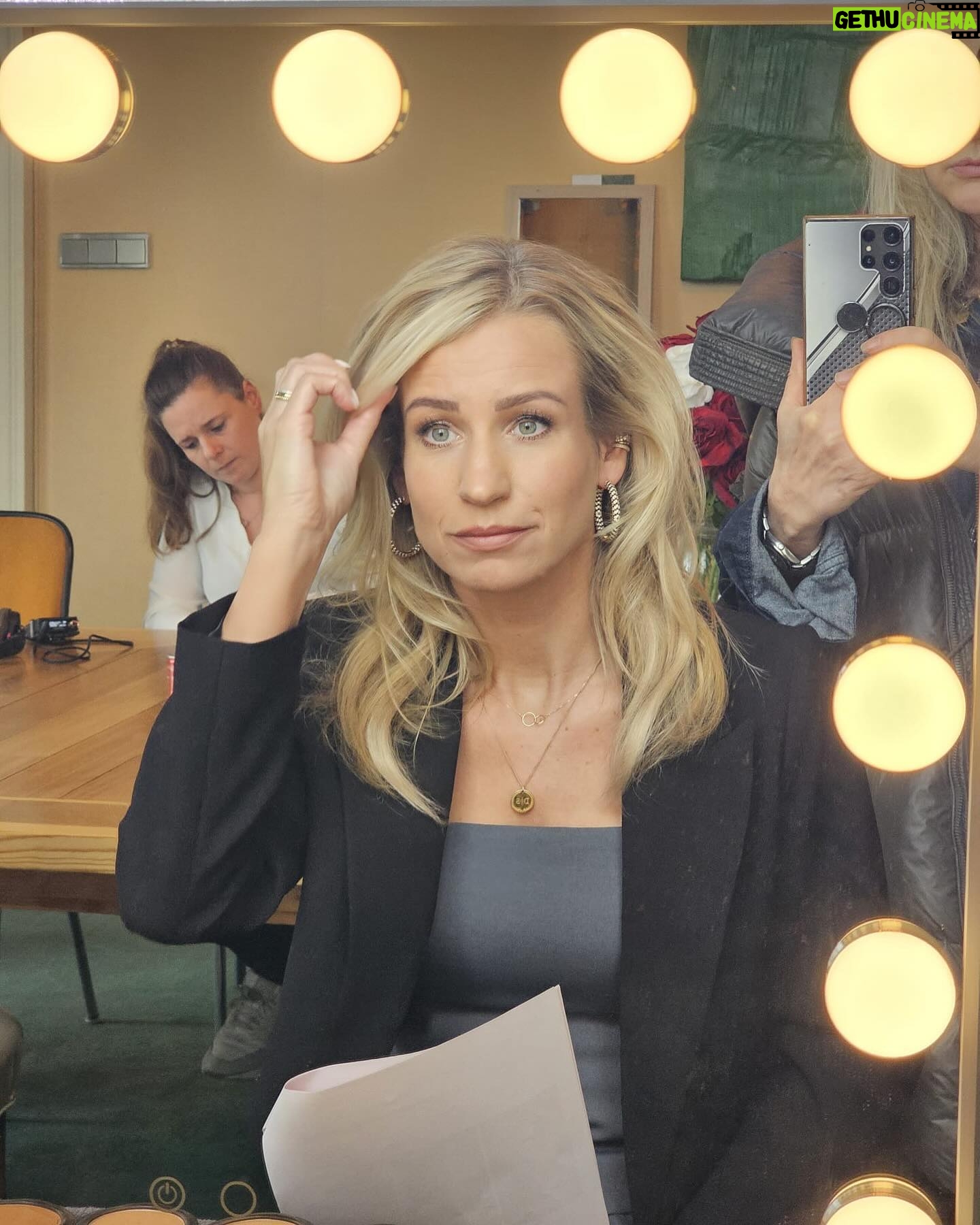 Dionne Stax - 3 Likes - Een week van onschatbare waarde #VanOnschatbareWaarde #VOW
1. Fotobommetje
2. Team ❤️
3. Wanneer je tijdens opnames je telefoon aan je hoofdredacteur en cameraman toevertrouwt
4. B&B
5. Behind the scenes
6. Finishing touch
7. ‘En wat is je bodemprijs?’
8. Hoi hoi!