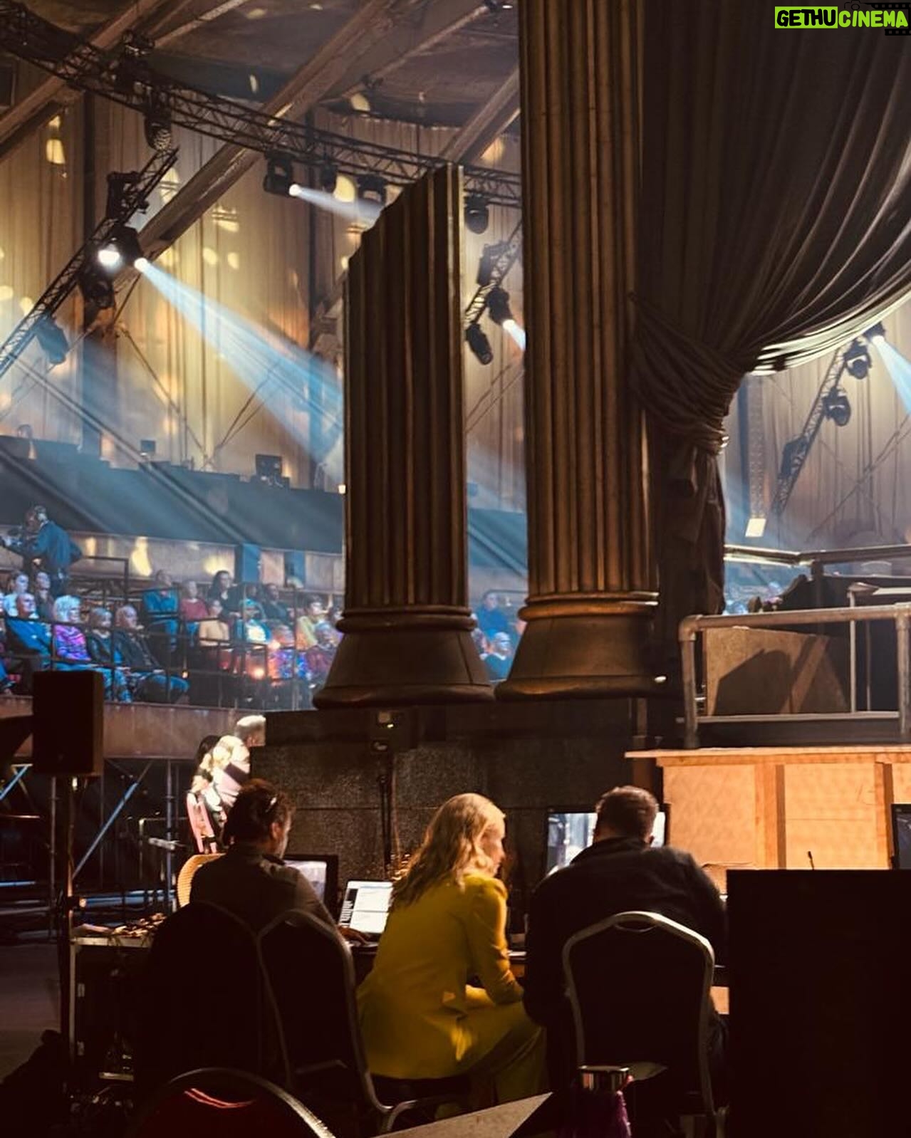 Dionne Stax Instagram - Eerste week ARIA 🎶 @medialane @omroepmax_ 1. Klaar voor de show 2. Jas aan, gympen aan en hop hop, richting de ARIA arena 3. Overleg met de leukste @nicoarends 4. Beetje blurry, de foto dan. De maestro van het @njorkest zeker niet @leonardevers 5. Nog even het draaiboek checken 6. De ARIA arena 😍 7. Kleedkamer ontploffing 8. Renovatie door @hannasuurlandstyling en @selkehairandmakeup 9. Muurbloem