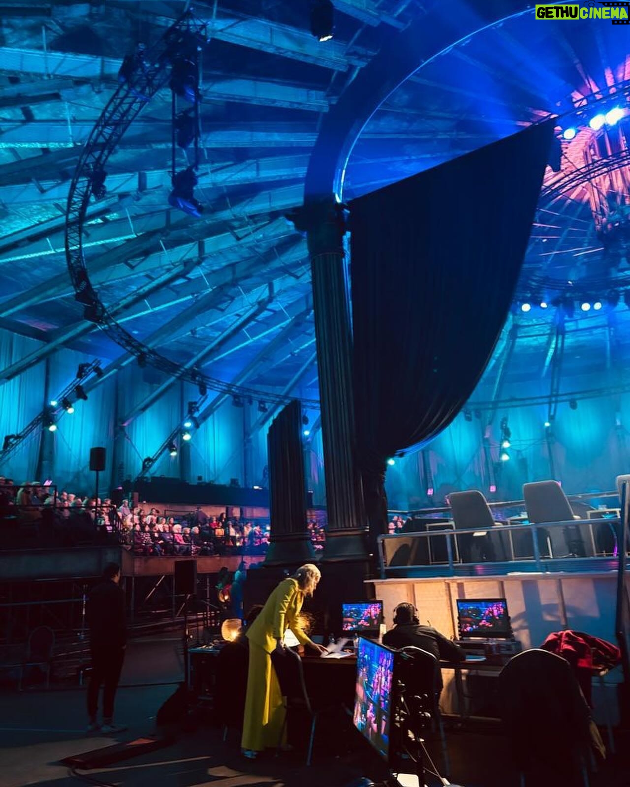 Dionne Stax Instagram - Eerste week ARIA 🎶 @medialane @omroepmax_ 1. Klaar voor de show 2. Jas aan, gympen aan en hop hop, richting de ARIA arena 3. Overleg met de leukste @nicoarends 4. Beetje blurry, de foto dan. De maestro van het @njorkest zeker niet @leonardevers 5. Nog even het draaiboek checken 6. De ARIA arena 😍 7. Kleedkamer ontploffing 8. Renovatie door @hannasuurlandstyling en @selkehairandmakeup 9. Muurbloem
