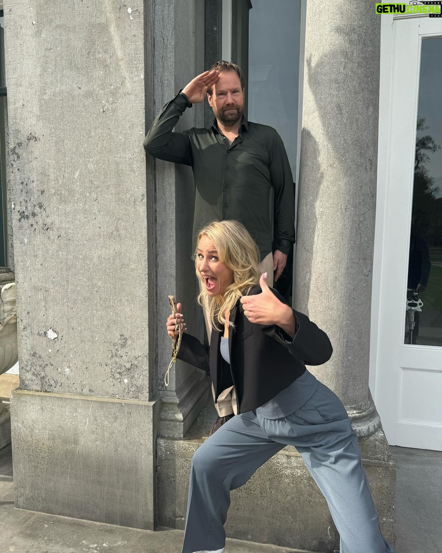 Dionne Stax Instagram - Een week van onschatbare waarde #VanOnschatbareWaarde #VOW 1. Fotobommetje 2. Team ❤️ 3. Wanneer je tijdens opnames je telefoon aan je hoofdredacteur en cameraman toevertrouwt 4. B&B 5. Behind the scenes 6. Finishing touch 7. ‘En wat is je bodemprijs?’ 8. Hoi hoi!
