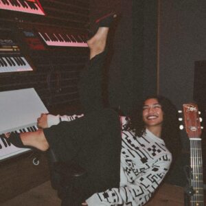 Dior Goodjohn Instagram - IN HONOR OF THE FOCUS RELEASE here’s some studio bts 😌🫶🏽🤟🏽

i wanna give THE BIGGEST shout out in the world to @badsongbahn @gabriellaxelise @ben.desoto and most of all @handmaderecords thank you guys for believing in me and giving me the safest environment to create and pump out bangers like this 😌🤭🫶🏽 here’s to focus and the many more to come 🍾🍾🍾