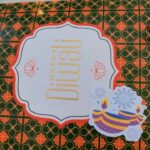 Disha Vakani Instagram - Diwali Hamper-2 This mini happiness hamper comes with a cute box, plantable crackers, a dry fruit potli, ladoo candles and chocolates! Priced at 650/- only!! #diwalihampers #festivegifts #diwaligifts #affordable hampers