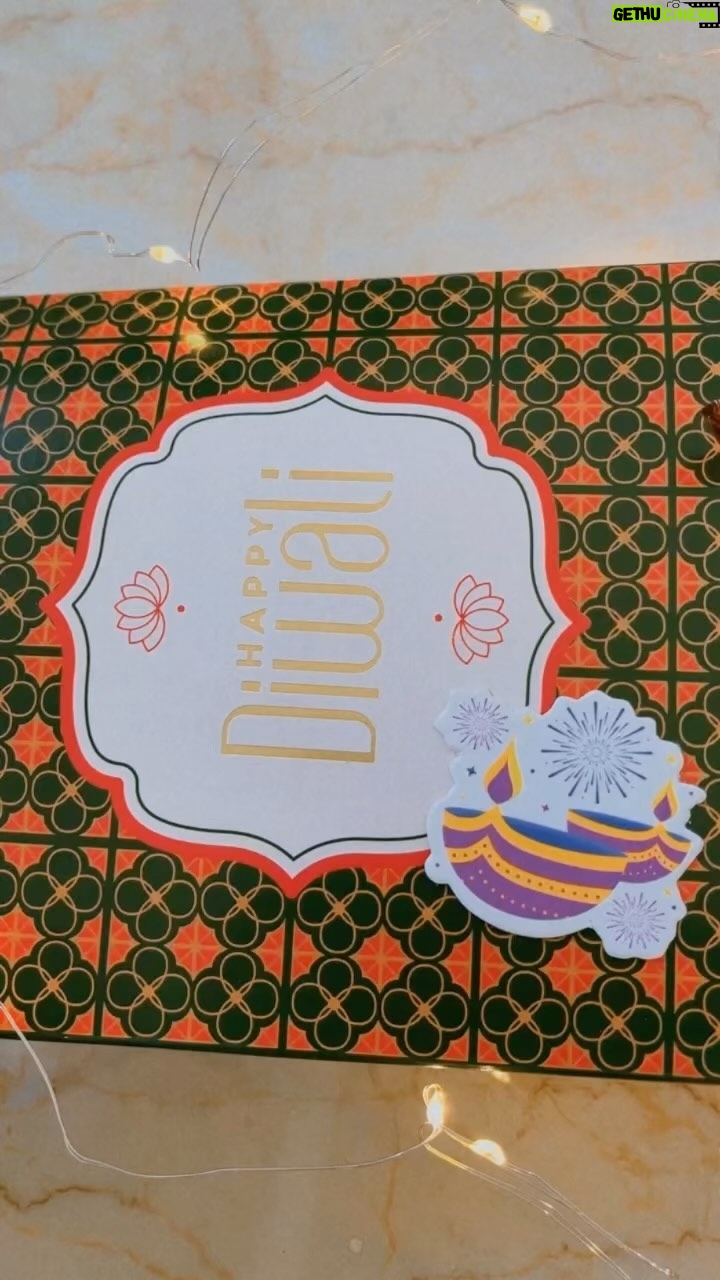 Disha Vakani Instagram - Diwali Hamper-2 This mini happiness hamper comes with a cute box, plantable crackers, a dry fruit potli, ladoo candles and chocolates! Priced at 650/- only!! #diwalihampers #festivegifts #diwaligifts #affordable hampers