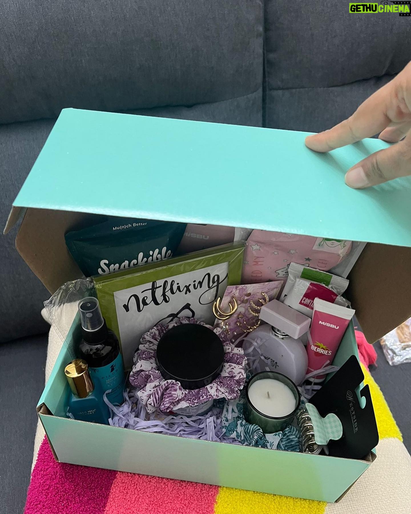 Disha Vakani Instagram - Beautiful hampers at very affordable prices! book now @yourshamper ❤️ I’m obsessing over this hampers🚀🚀