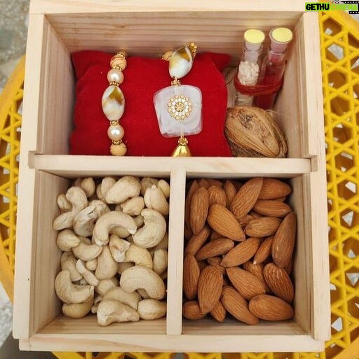 Disha Vakani Instagram - Message @yourshamper for very cheap price hampers available!