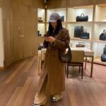 Dita Istrefi Instagram – Dump in Antwerp 

Casquette: @miumiu 
Sac: @coperni 
Manteau: @cosstores 
Pantalon: @burberry 
T-shirt: @zara
Baskets: @prada