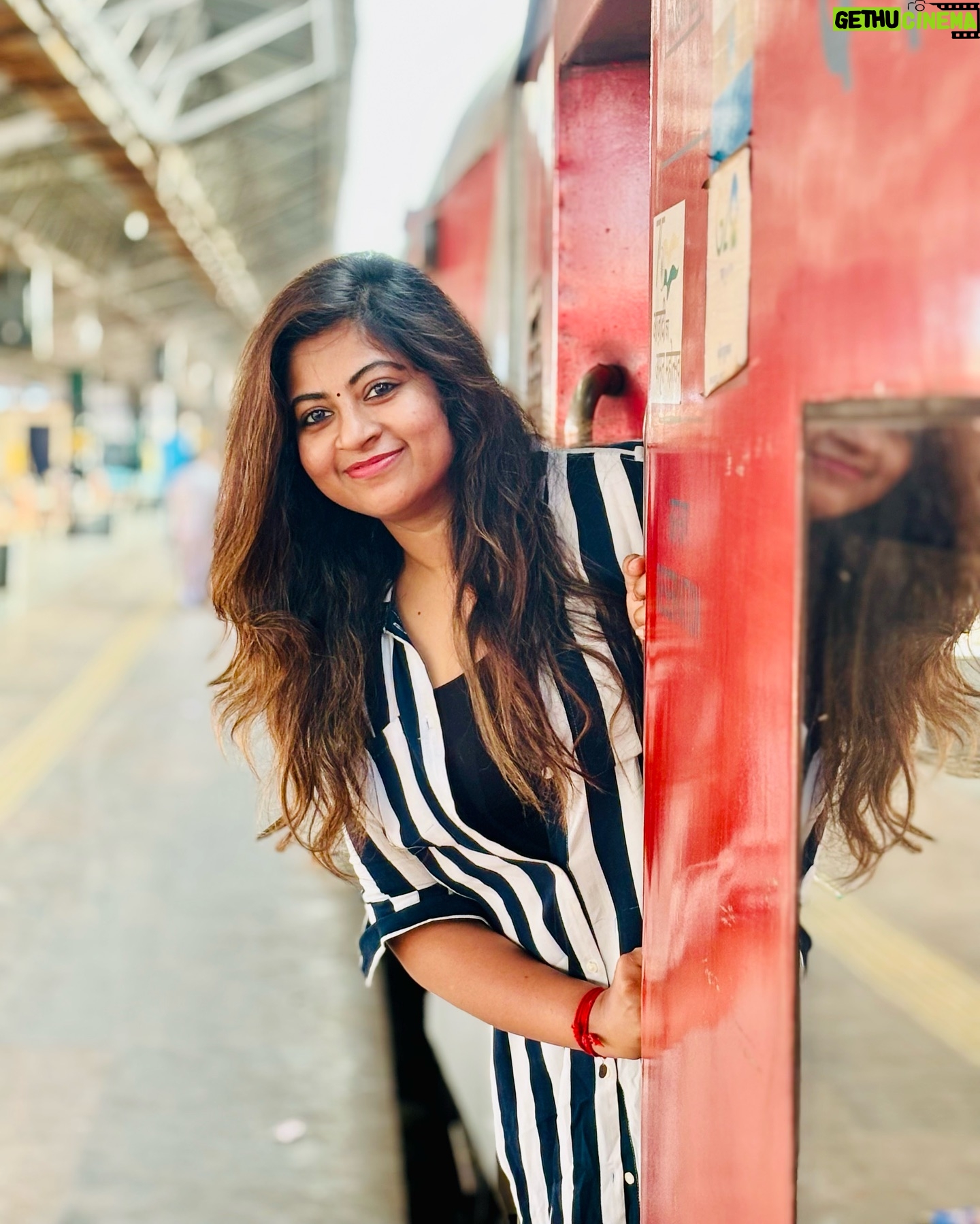 Divya Bharathi Vetrivel Instagram - "𝙏𝙧𝙖𝙞𝙣𝙨 𝙖𝙧𝙚 𝙖 𝙧𝙚𝙢𝙞𝙣𝙙𝙚𝙧 𝙩𝙝𝙖𝙩 𝙡𝙞𝙛𝙚 𝙞𝙨 𝙖𝙡𝙬𝙖𝙮𝙨 𝙤𝙣 𝙩𝙝𝙚 𝙢𝙤𝙫𝙚."🚂🫶 📸 @priya_devaa 🫶 #instamood #instalike #instagram #train #nivashinidivya #nivashini_ma #instagood #instagram #frankapannuvom #traingirl #trainstagram