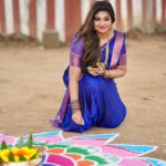 Divya Bharathi Vetrivel Instagram - 𝐏𝐨𝐧𝐠𝐚𝐥 𝐯𝐢𝐛𝐞 𝐬𝐭𝐚𝐫𝐭𝐞𝐝 💙 📸 @p2click.in Saree @lakshmiboutique2021 #instagood #nivashinidivya #pongal #pongalcelebration #pongalkolam #pongalwishes #nivashini_ma #insta #frankpannuvom #sareefashion #sareecollection #celebritystyle