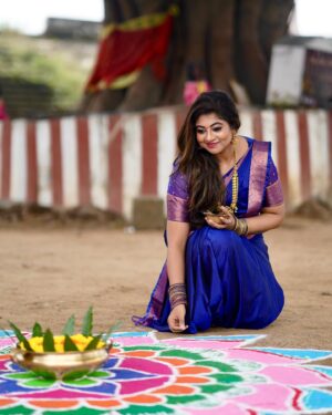 Divya Bharathi Vetrivel Instagram - 𝐏𝐨𝐧𝐠𝐚𝐥 𝐯𝐢𝐛𝐞 𝐬𝐭𝐚𝐫𝐭𝐞𝐝 💙

📸 @p2click.in 
Saree @lakshmiboutique2021 

#instagood #nivashinidivya #pongal #pongalcelebration #pongalkolam #pongalwishes #nivashini_ma #insta #frankpannuvom #sareefashion #sareecollection #celebritystyle