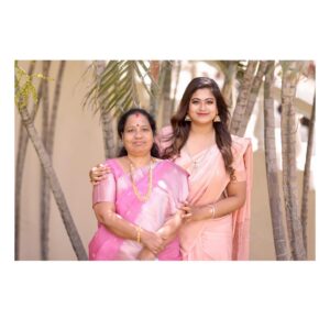 Divya Bharathi Vetrivel Instagram - 𝐌𝐲 𝐦𝐨𝐭𝐡𝐞𝐫 𝐡𝐚𝐬 𝐚𝐥𝐰𝐚𝐲𝐬 𝐛𝐞𝐞𝐧 𝐦𝐲 𝐞𝐦𝐨𝐭𝐢𝐨𝐧𝐚𝐥 𝐛𝐚𝐫𝐨𝐦𝐞𝐭𝐞𝐫 𝐚𝐧𝐝 𝐦𝐲 𝐠𝐮𝐢𝐝𝐚𝐧𝐜𝐞. 𝐈 𝐰𝐚𝐬 𝐥𝐮𝐜𝐤𝐲 𝐞𝐧𝐨𝐮𝐠𝐡 𝐭𝐨 𝐠𝐞𝐭 𝐭𝐨 𝐡𝐚𝐯𝐞 𝐨𝐧𝐞 𝐰𝐨𝐦𝐚𝐧 𝐰𝐡𝐨 𝐭𝐫𝐮𝐥𝐲 𝐡𝐞𝐥𝐩𝐞𝐝 𝐦𝐞 𝐭𝐡𝐫𝐨𝐮𝐠𝐡 𝐞𝐯𝐞𝐫𝐲𝐭𝐡𝐢𝐧𝐠🙏🤗❤️