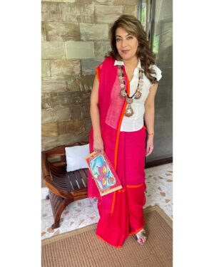 Divya Seth Shah Instagram - The Superb Saree
It’s Drape & Feel 
And the Textile & Weave 
Such Gorgeousness 

So,
Happy @handloomday 

Thank you 🙏🏻 

.

.

.

#nationalhandloomday #handloom #handloomsaree #handloomlove #handloomsarees #indian #weaversofindia #clothing #clothing #textile #love #fashion