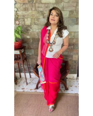 Divya Seth Shah Instagram - The Superb Saree
It’s Drape & Feel 
And the Textile & Weave 
Such Gorgeousness 

So,
Happy @handloomday 

Thank you 🙏🏻 

.

.

.

#nationalhandloomday #handloom #handloomsaree #handloomlove #handloomsarees #indian #weaversofindia #clothing #clothing #textile #love #fashion