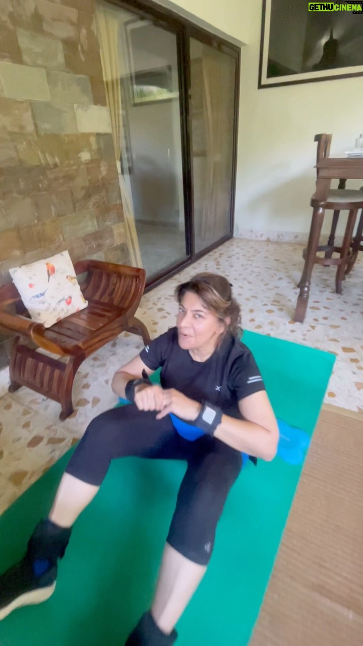 Divya Seth Shah Instagram - Dekhia Haath aur paau mai weights pehenke Tabata karke Ya toh saas lelo ya muskuralo Dono hona mushkil hai 🥸 I have to Translate? 😒 With Weights on Hands and Feet Doing Tabata I can either Breathe or Smile Both, is a tad Difficult 🥸 . . . Slaying it with My Sargent Trainer @bodyfit_deepavaswani . . . #workout #workoutmotivation #workit #gym #exercise #tabata #music #fitness #fit #health #healthylifestyle #healthyfood #healthiswealth #heal #age #bones #muscle #independent