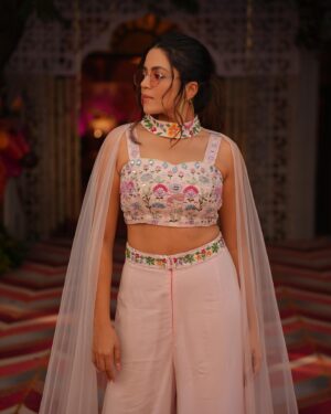 Divyanganaa Jain Instagram - Day 2 - Mehndi/ Gulabi nagri carnival 😻 #meribehenkishadi 
Wearing- @the_adhya_designer 
Clicked by- @shashankjainfilms 
HMU- me 😎
#divyanganaajain #divyanganajain #indianweddings #diggipalace