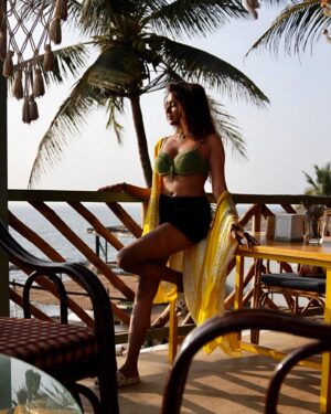Dollysha Instagram - Get me some vegan food by the beach this valentines 💝 … life’s good 🏝️ 🏖️ 

#beingvegan #vegan #nogymnoproblem #yoga #body #beach #cafe #valentines #dayout
