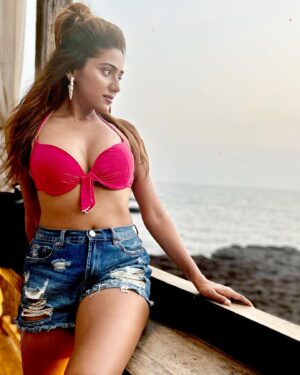 Dollysha Instagram - Beachy winters 🏝️💖 #sunset diaries