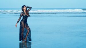 Dollysha Instagram - Ecstasy is when ocean touches the sky… 

6.30 a.m winter beach chills 🥶🏝️ December vibes